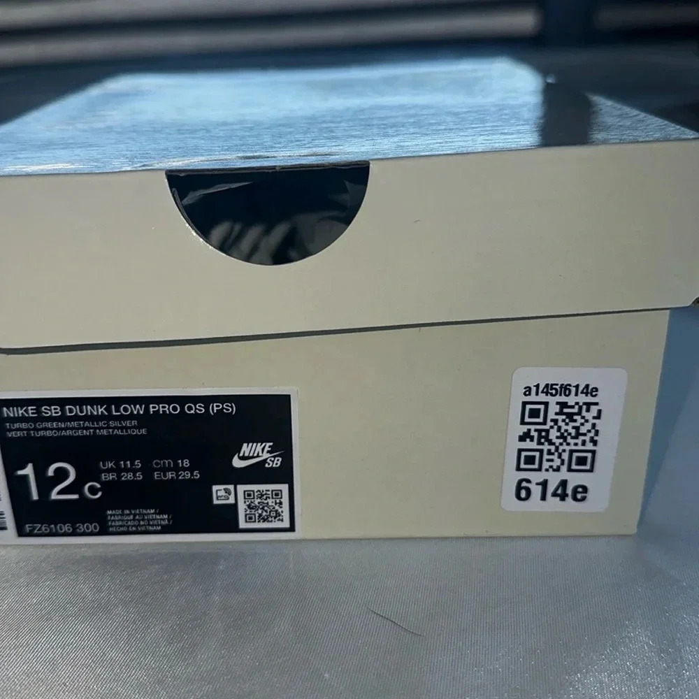 Nike SB Dunk low pro “april” size 12 childrens NIB - Picture 3 of 10